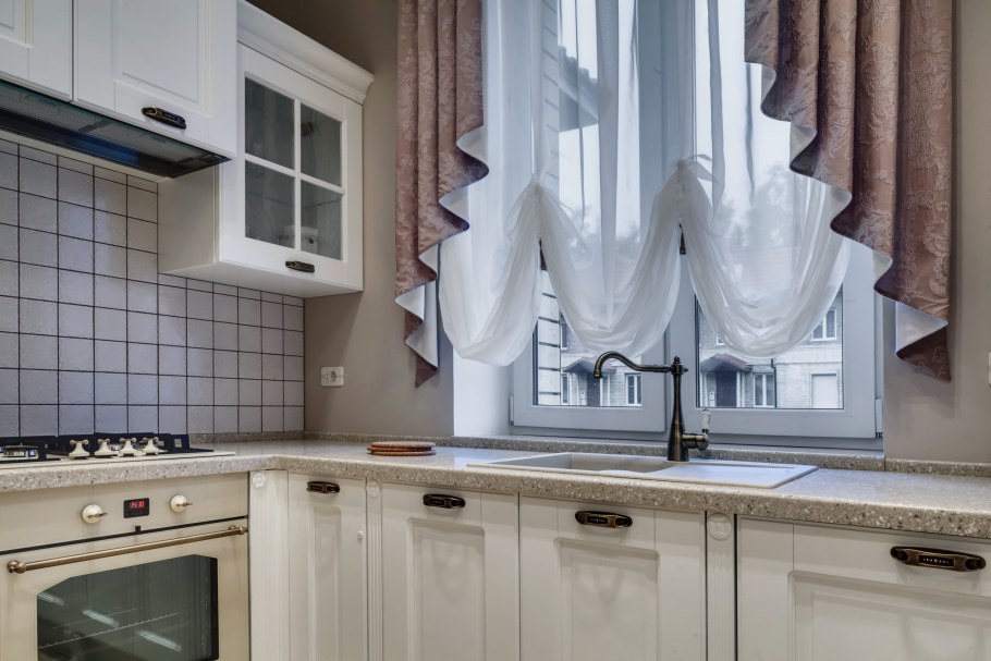 Шторы на кухонное окно над столешницей