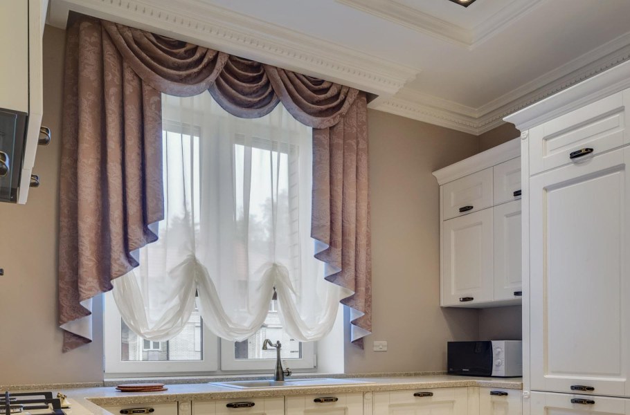 Французские шторы в интерьере кухни