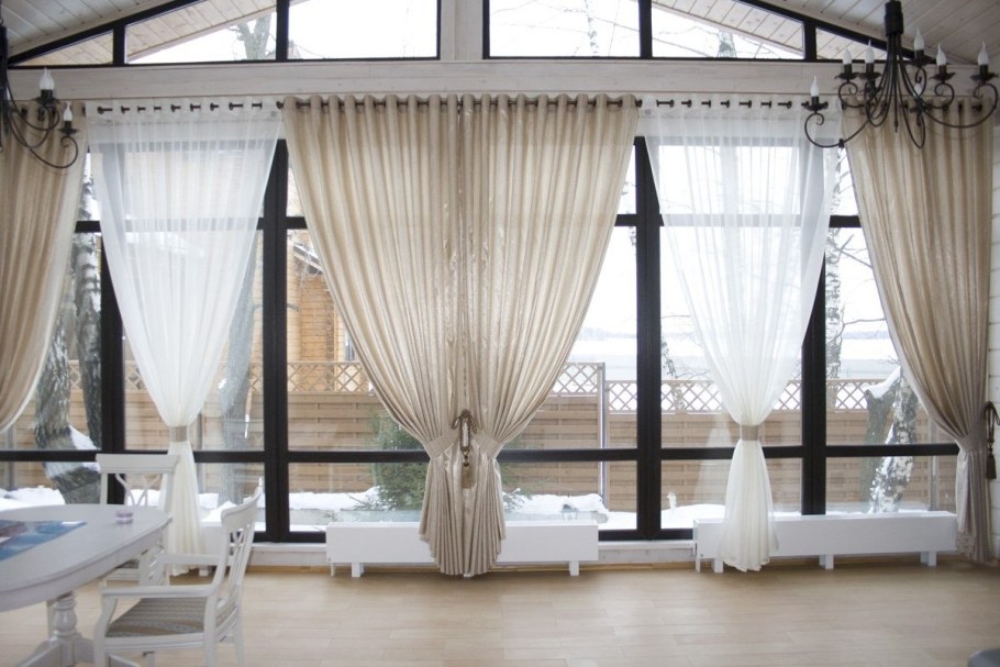 Шторы в гостиную на панорамные окна