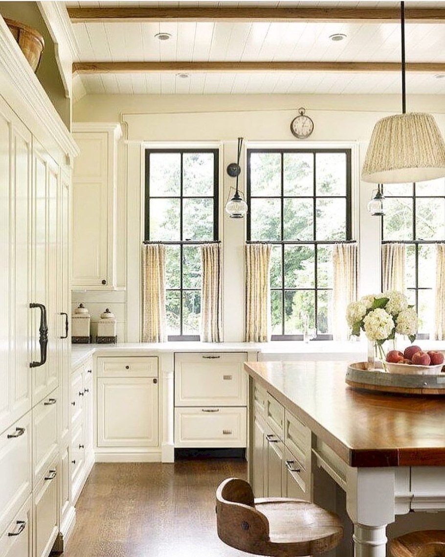 Интерьер кухни с окном