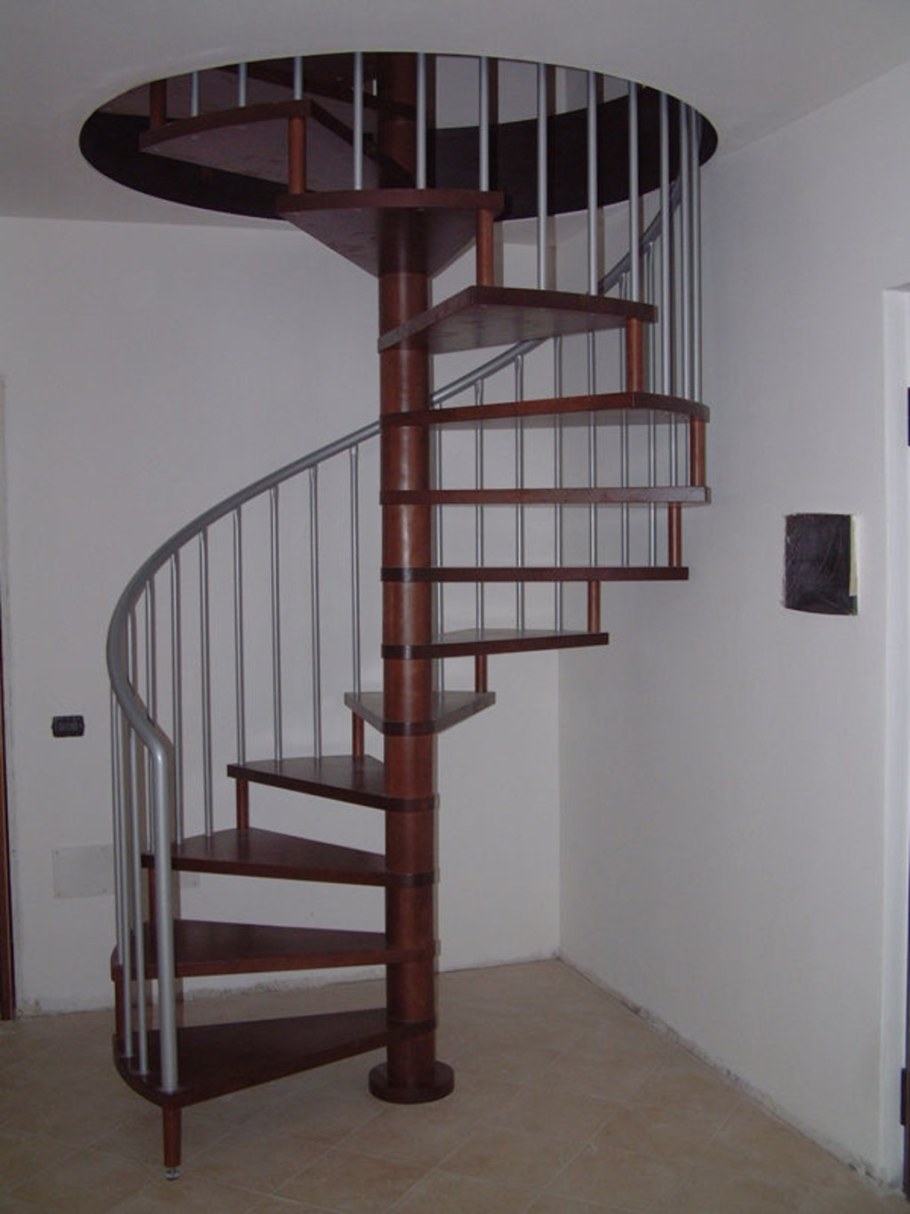 Винтовая металлическая лестница на второй этаж