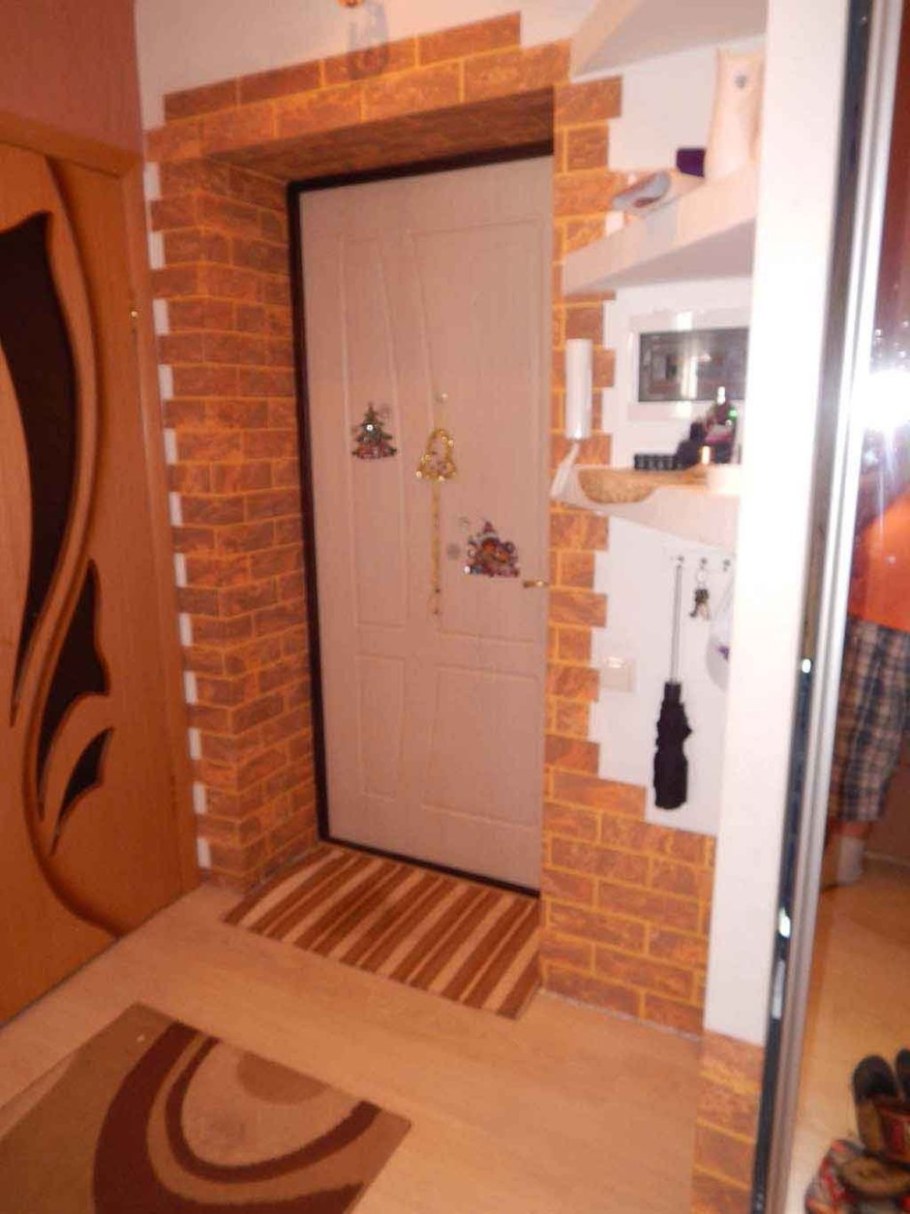 Отделка дверей декоративным камнем