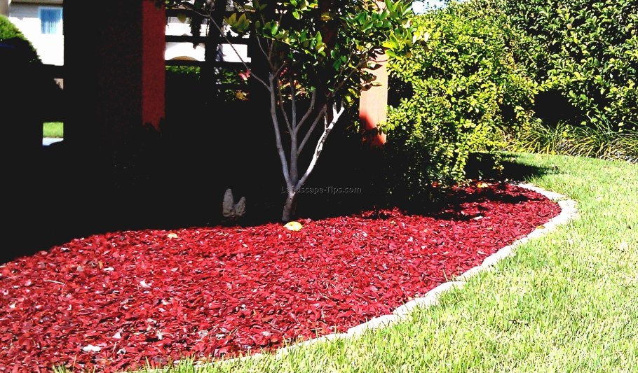 Мульчирование клумбы щепой