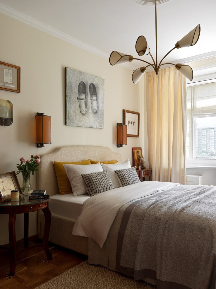 Бежевая спальня с яркими акцентами