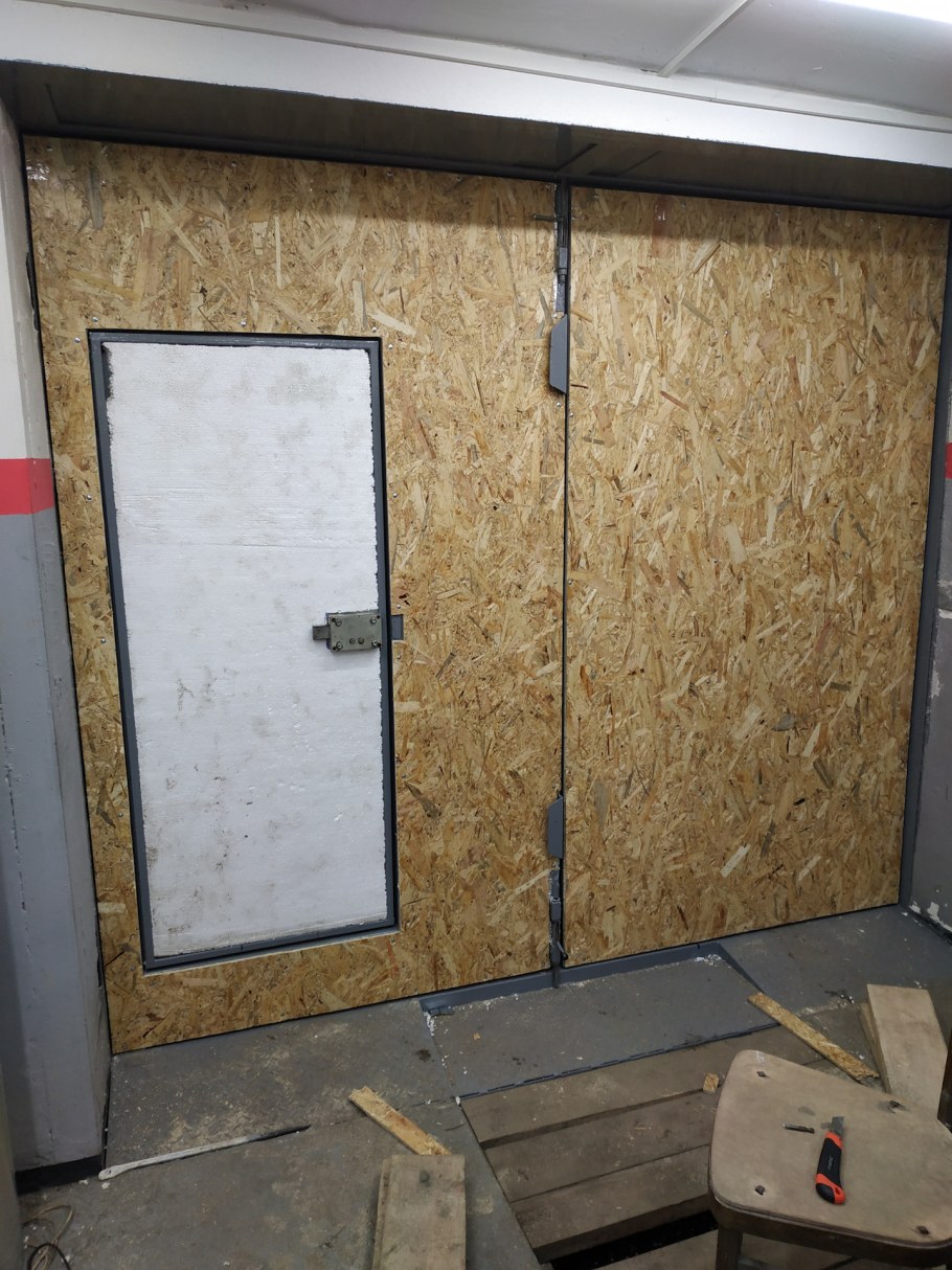 Отделка гаража ДВП