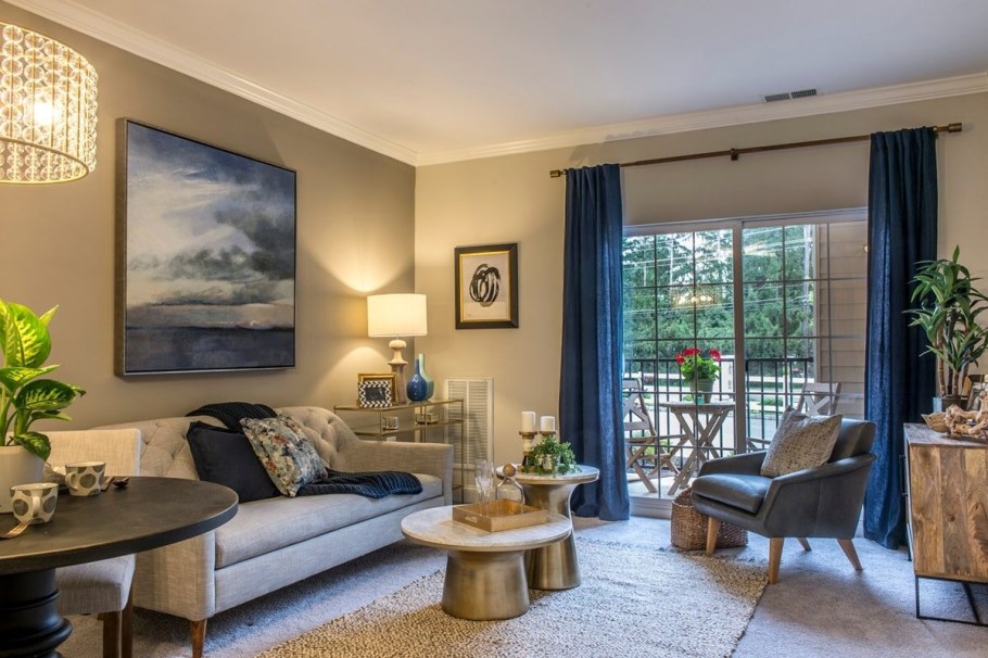 Сочетание серого и бежевого в интерьере гостиной