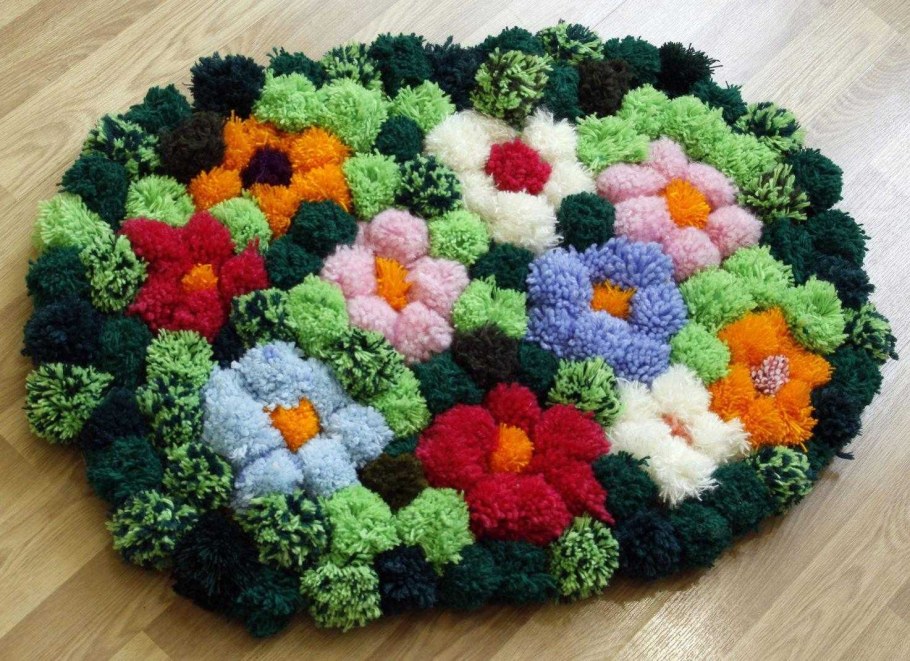 Коврик из вязаных цветов