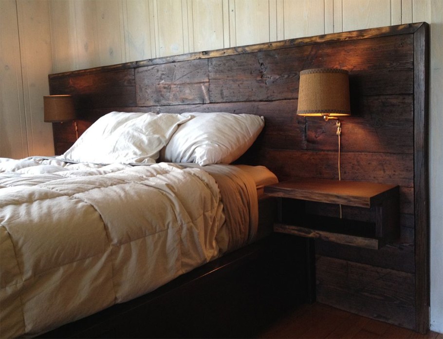 Кровать с деревянной спинкой