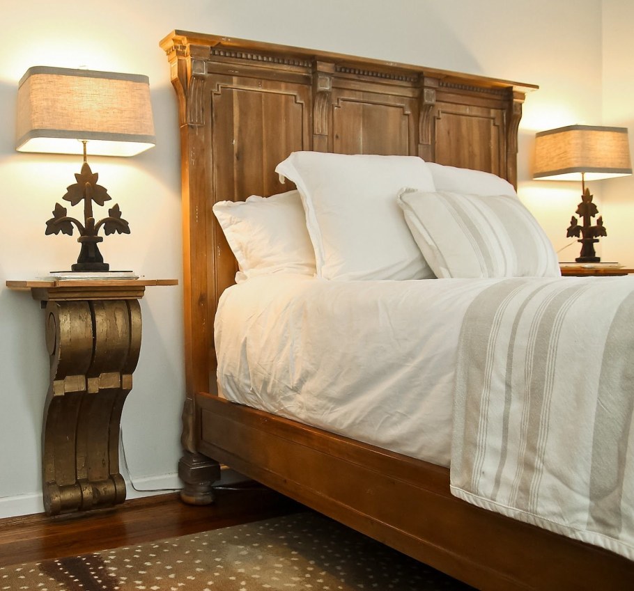 Кровать с деревянным изголовьем