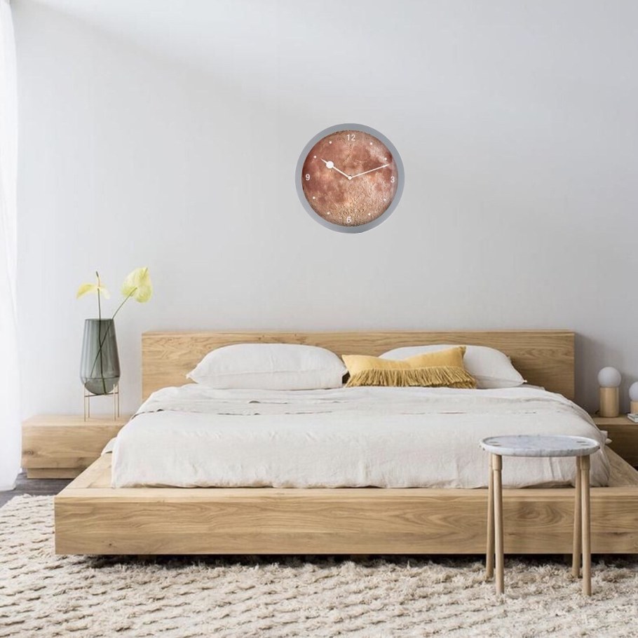 Кровать двуспальная с деревянным изголовьем