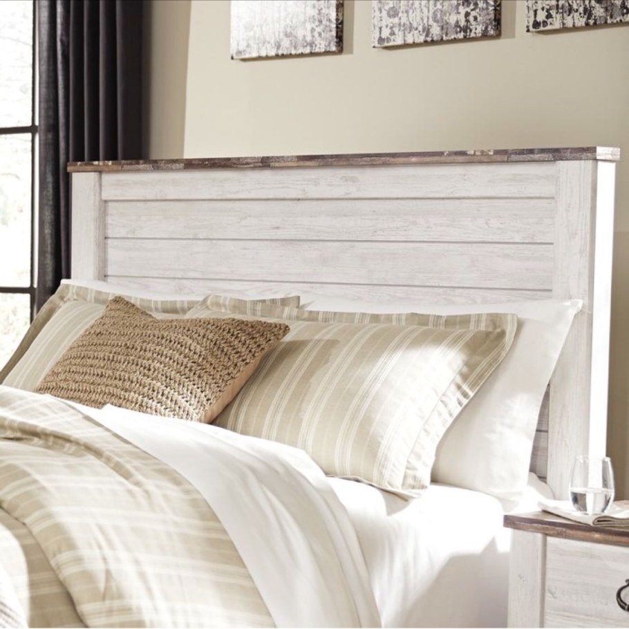 Белая деревянная кровать