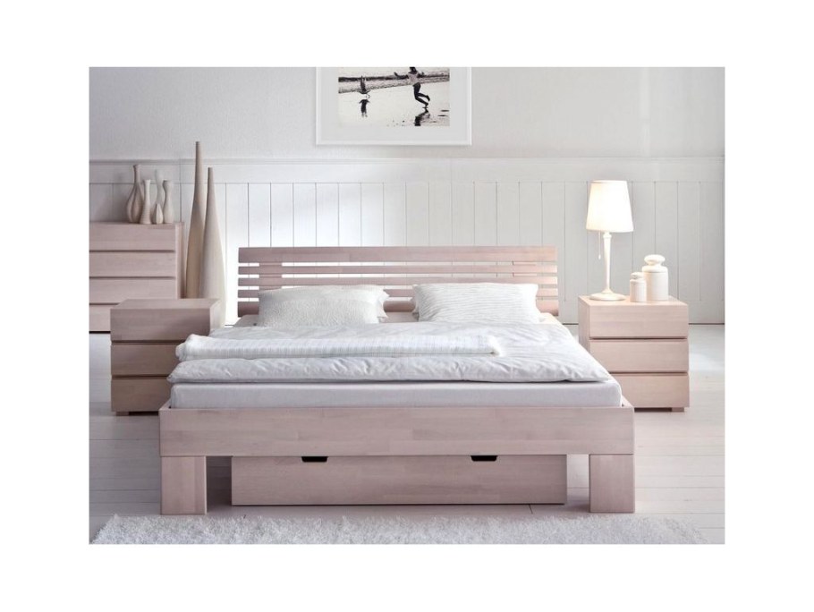 Кровать из дерева двуспальная