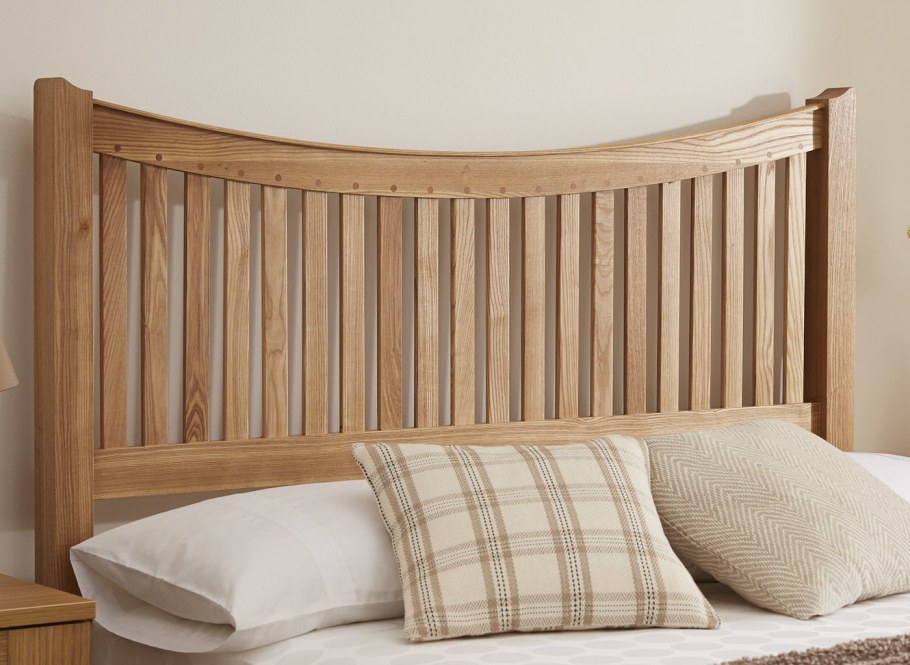 Кровать с деревянной спинкой