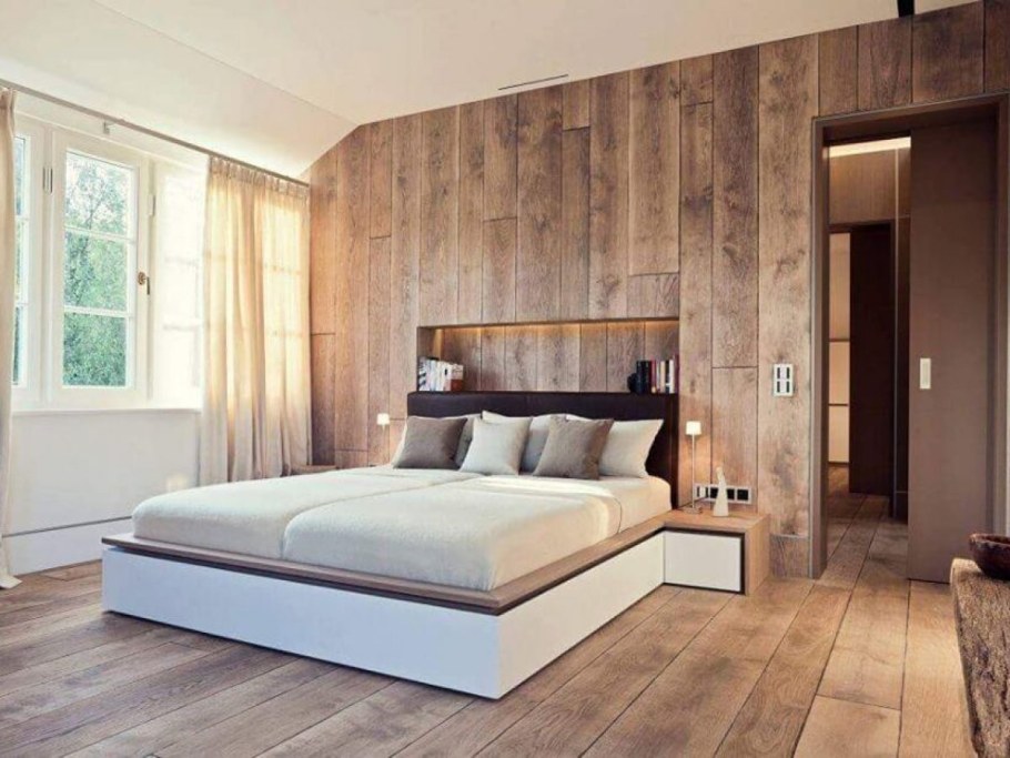 Спальня с деревянной кроватью