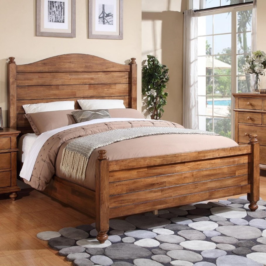 Кровать деревянная