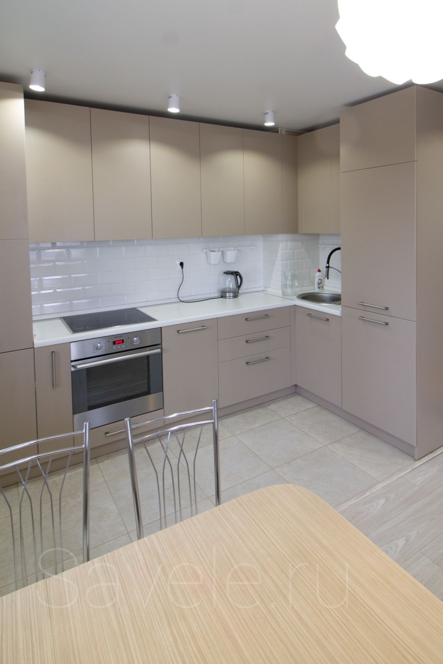 Кухня в цвете мокко глянец до потолка