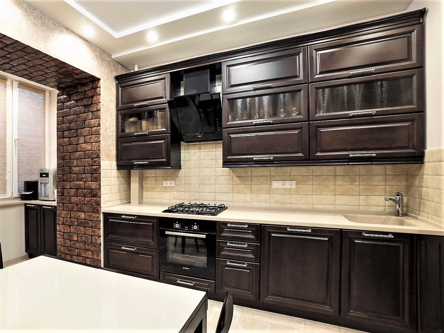 Кухня в коричневых тонах
