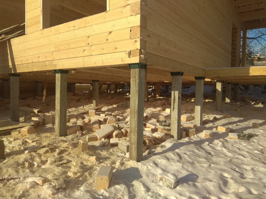 Деревянный дом на бетонных сваях