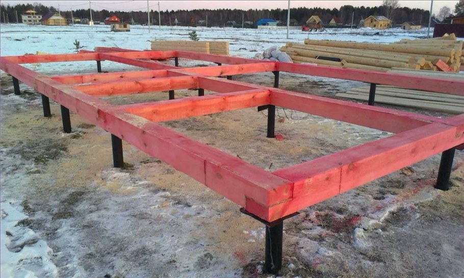 Обвязка брусом 150х150 на винтовых сваях