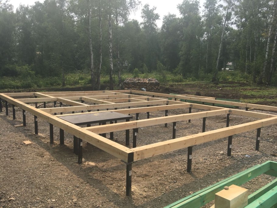 Каркасный домик на винтовых сваях