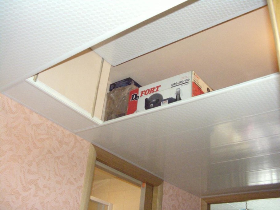 Полка в коридоре под потолком