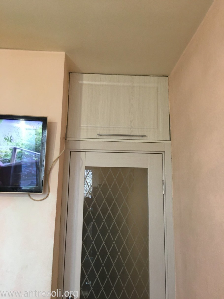 Кухонные антресоли над дверью