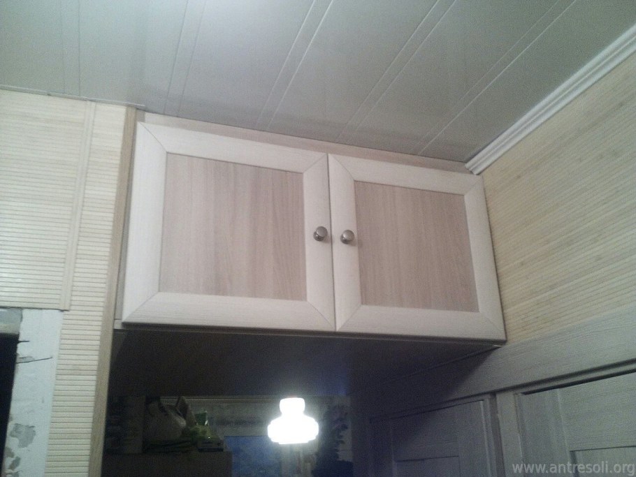 Кухня с антресолью