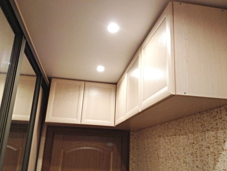 Навесной шкаф в прихожую под потолок