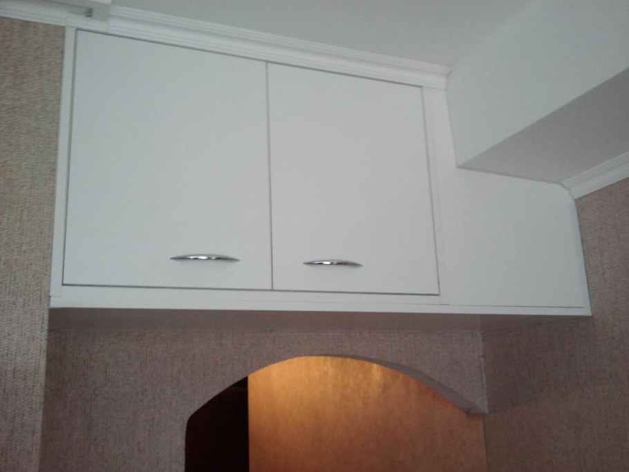 Подвесной шкафчик над дверью