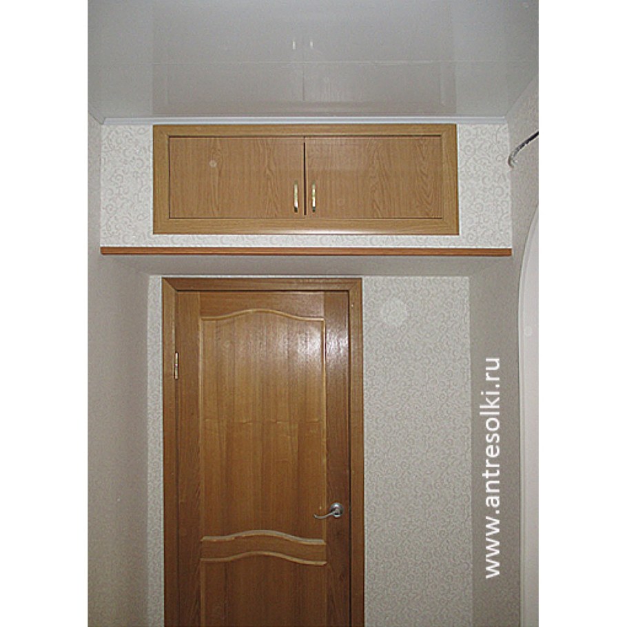 Антресоли над входной дверью