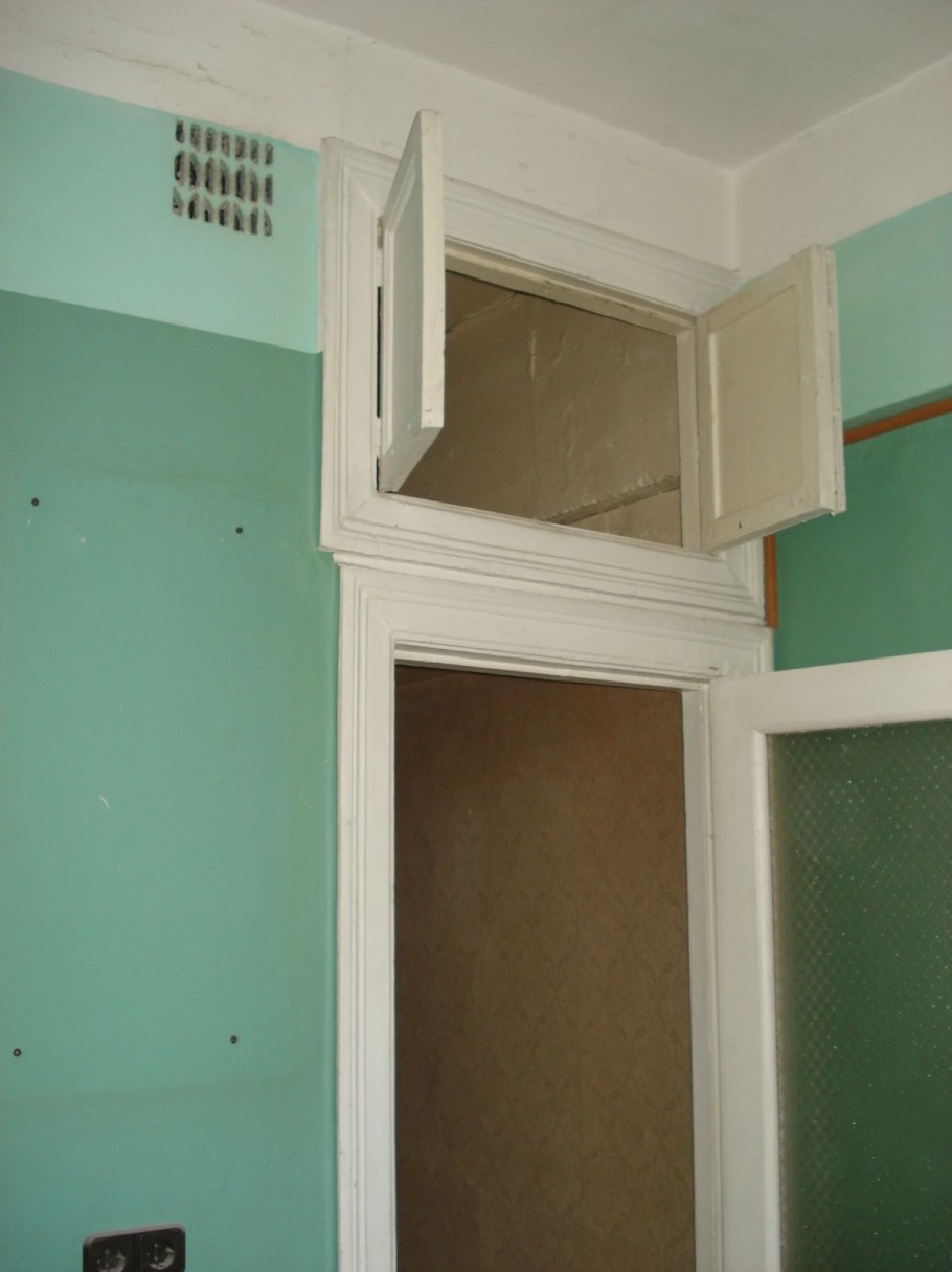 Чем закрыть красиво нишу над дверью