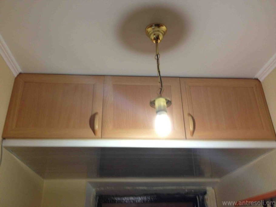 Антресоль над дверью