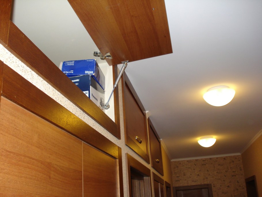 Антресоли под потолком