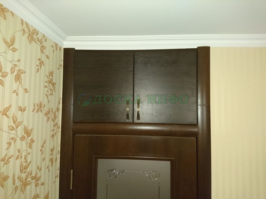 Шкафчик над дверью в кухню