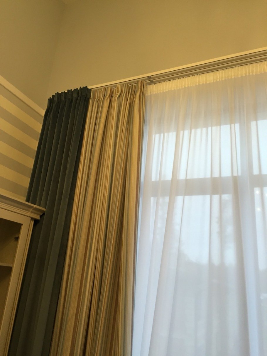 Карниз шторный потолочный