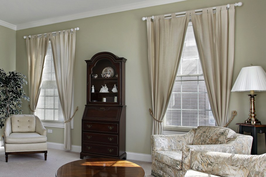 Карнизы для штор в интерьере