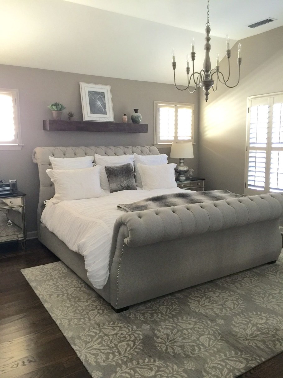 Серая кровать в спальне