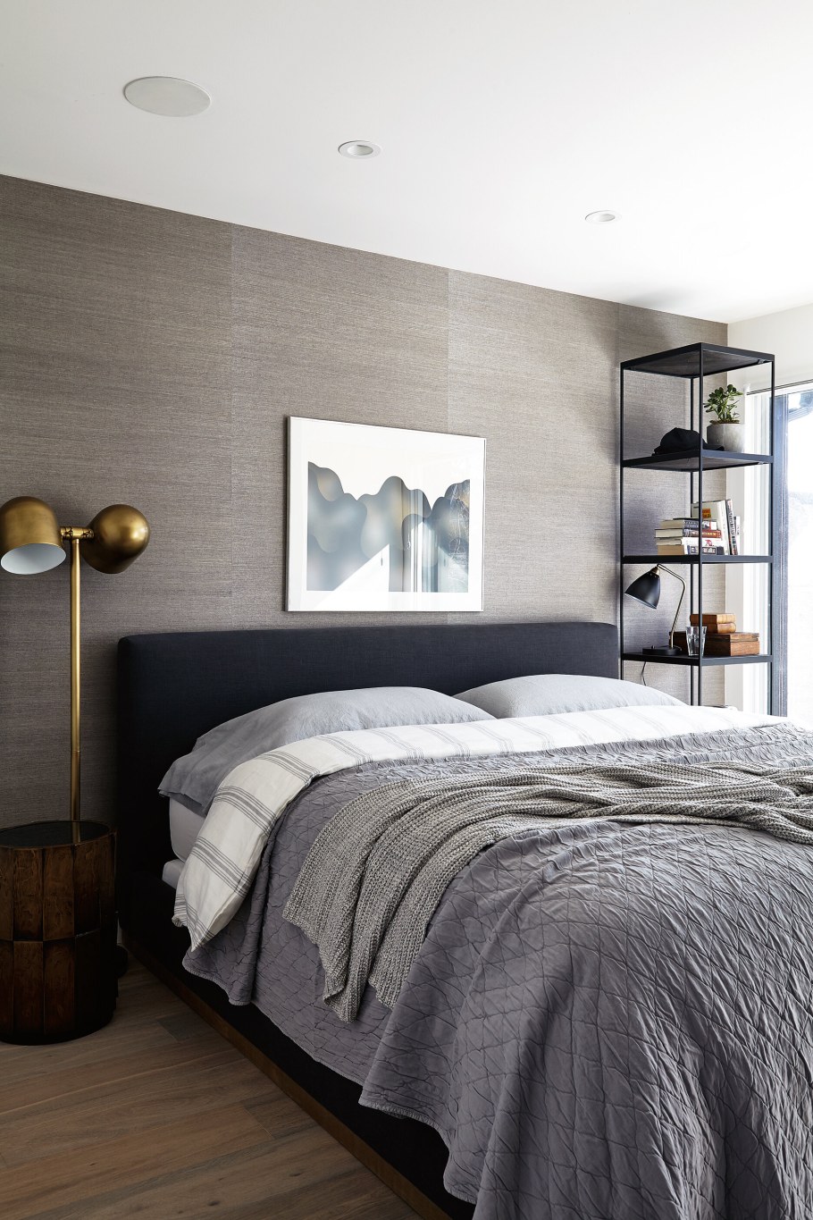 Серая кровать в интерьере спальни
