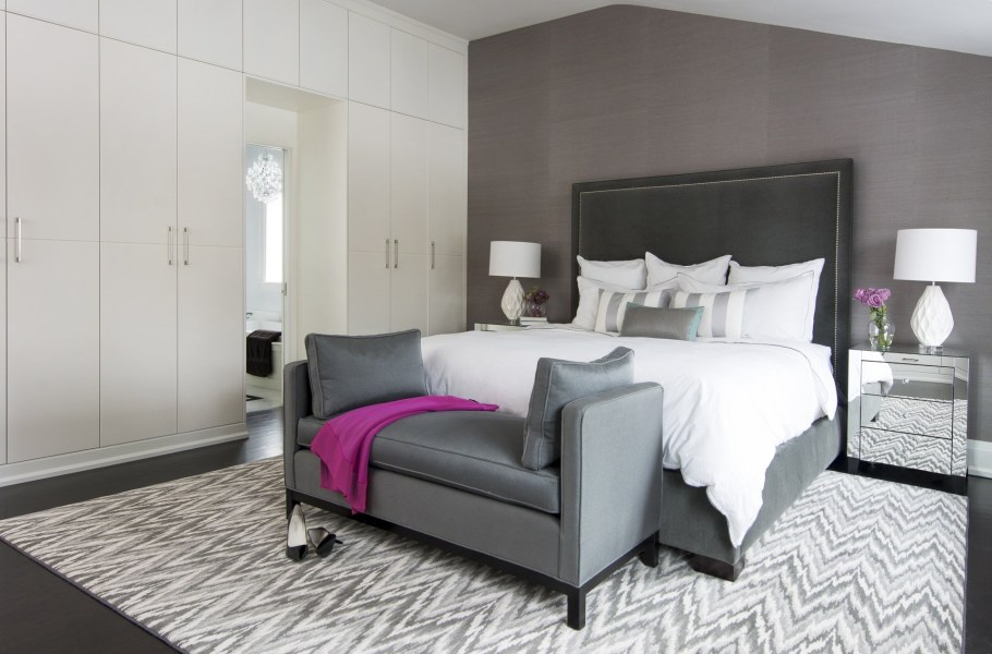 Спальня с серой кроватью