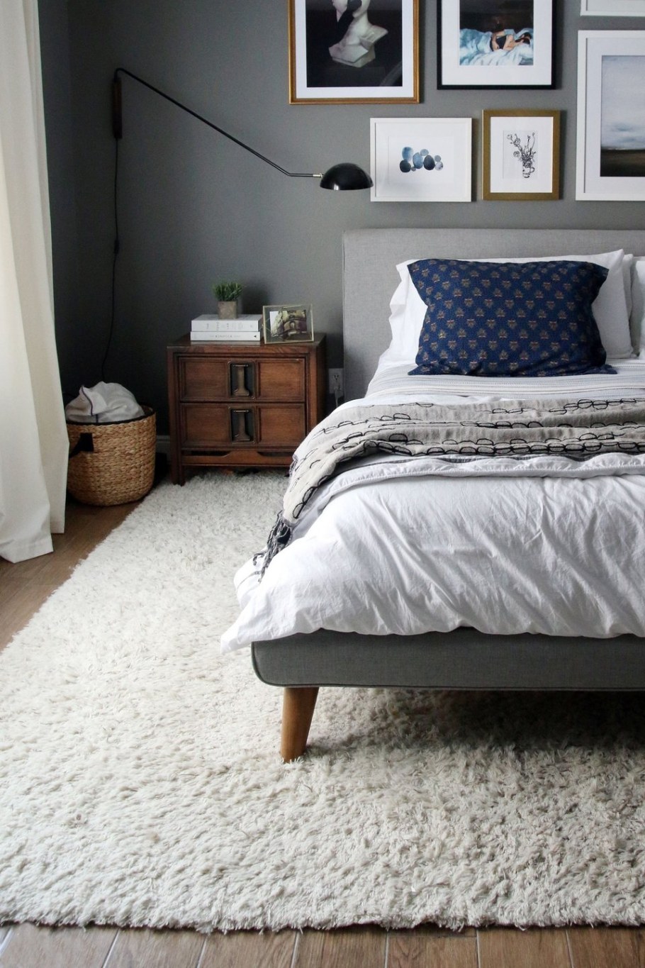 Серая кровать в интерьере