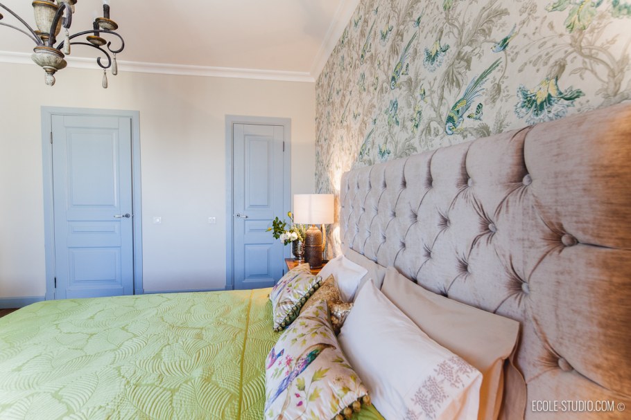 Обои с птичками в интерьере спальни