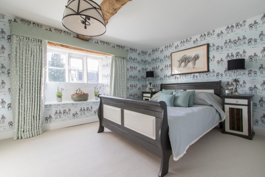 Акцентная стена в спальне Прованс