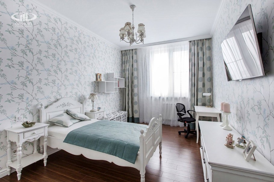 Обои с птичками в интерьере спальни с белой мебелью