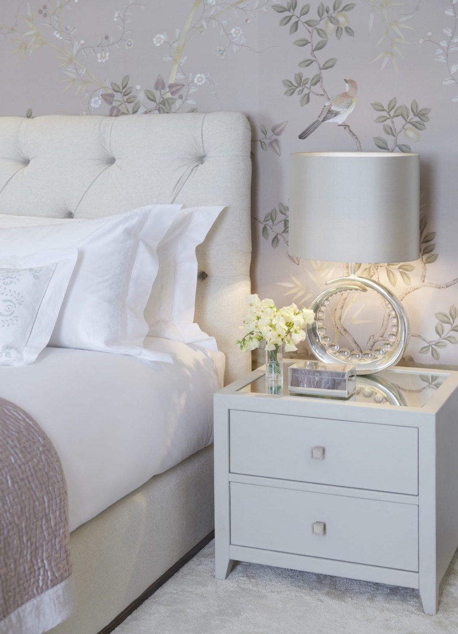 Цветы у изголовья кровати