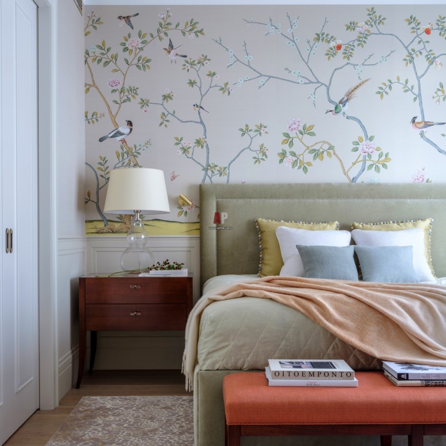 Спальня с комбинированными обоями