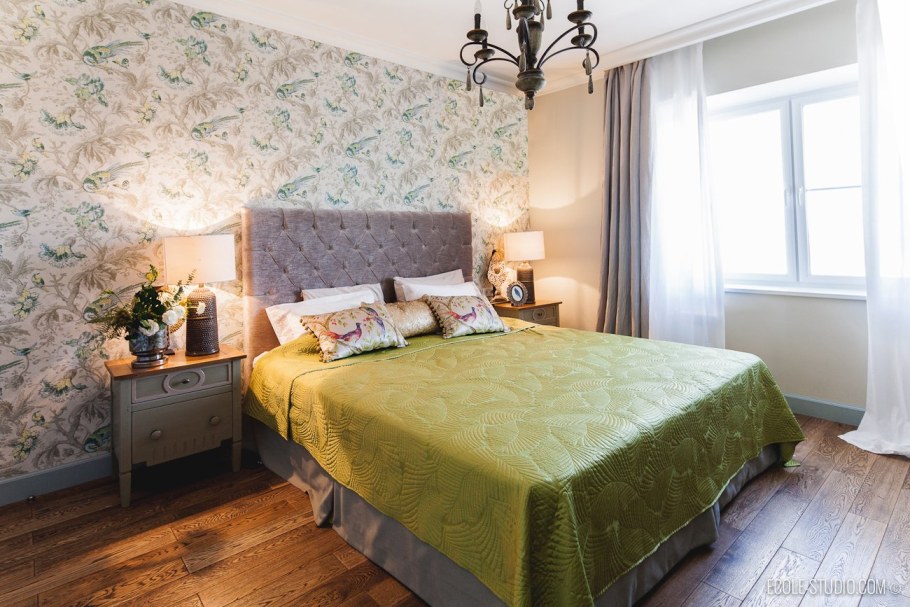 Обои с птицами в спальне фото