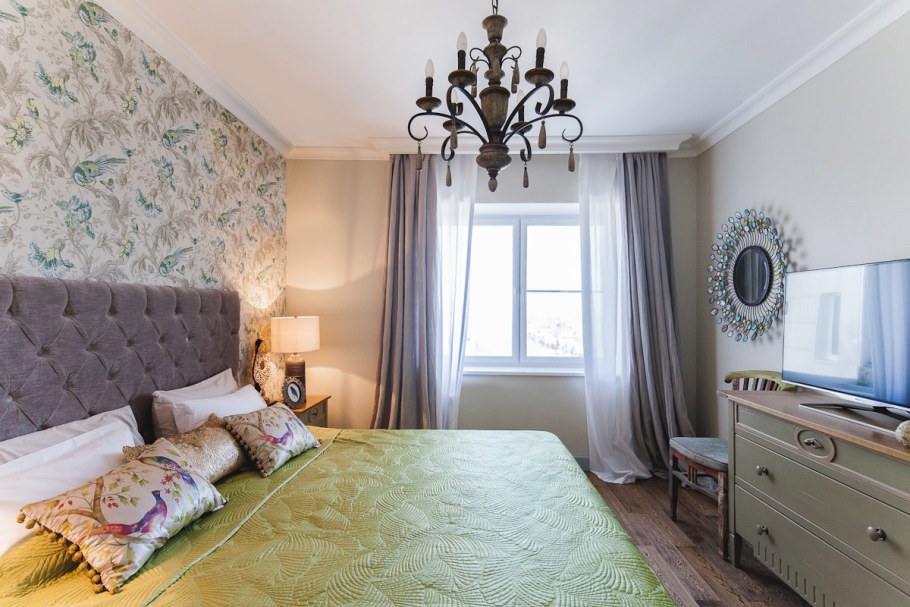 Обои с птичками в интерьере спальни