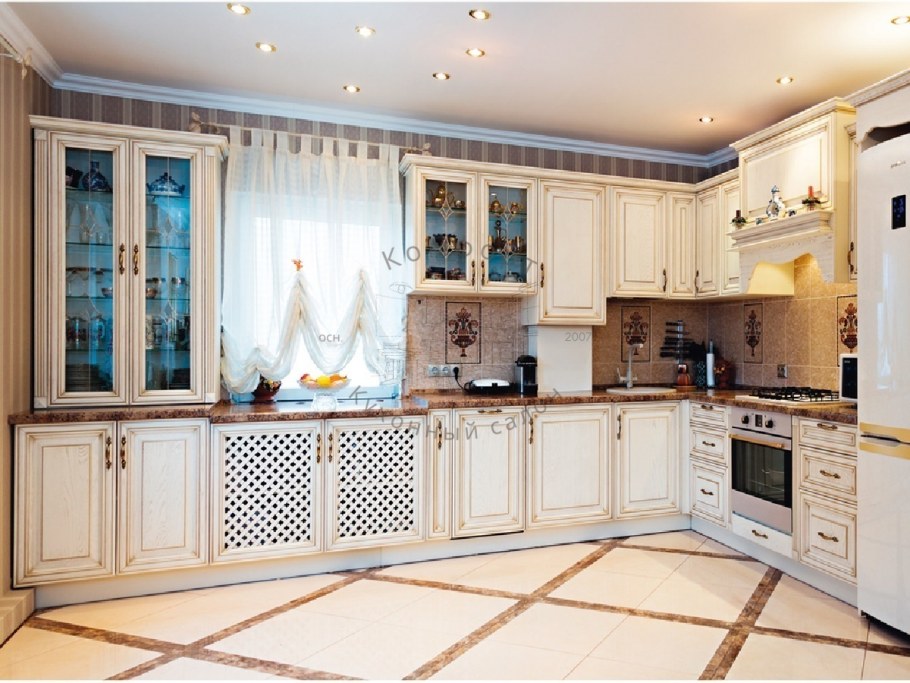 Белая классическая кухня