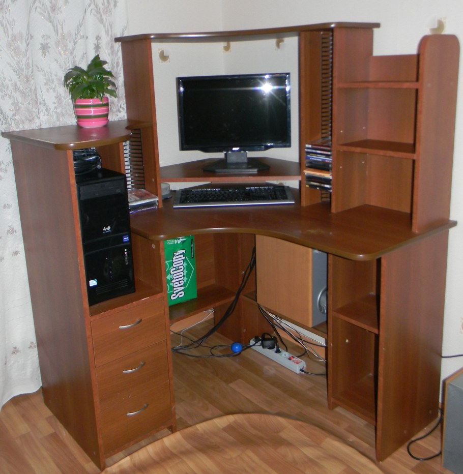 Угловой компьютерный стол