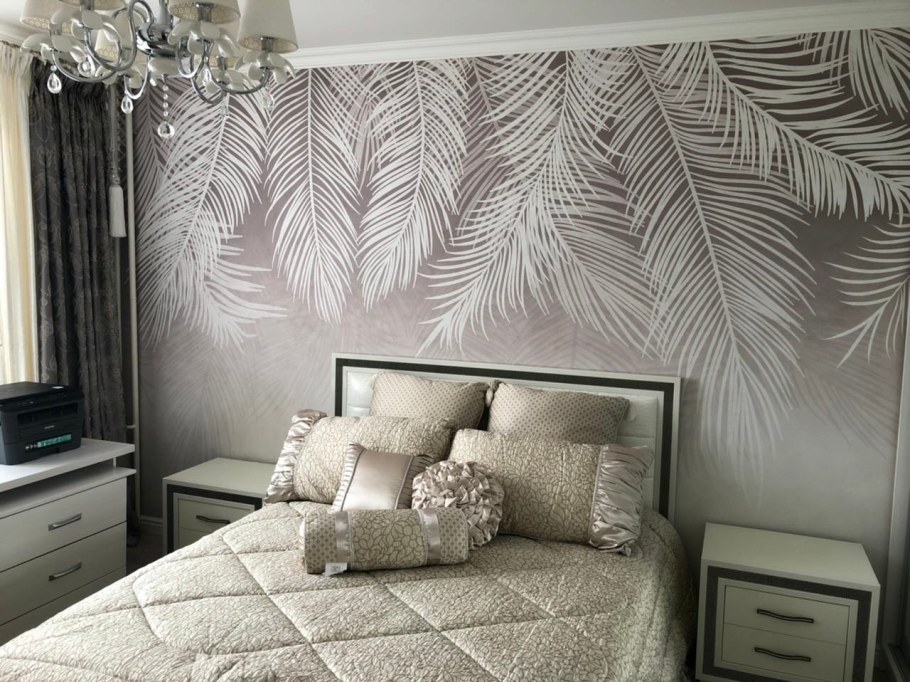 Спальня с перьями на стене
